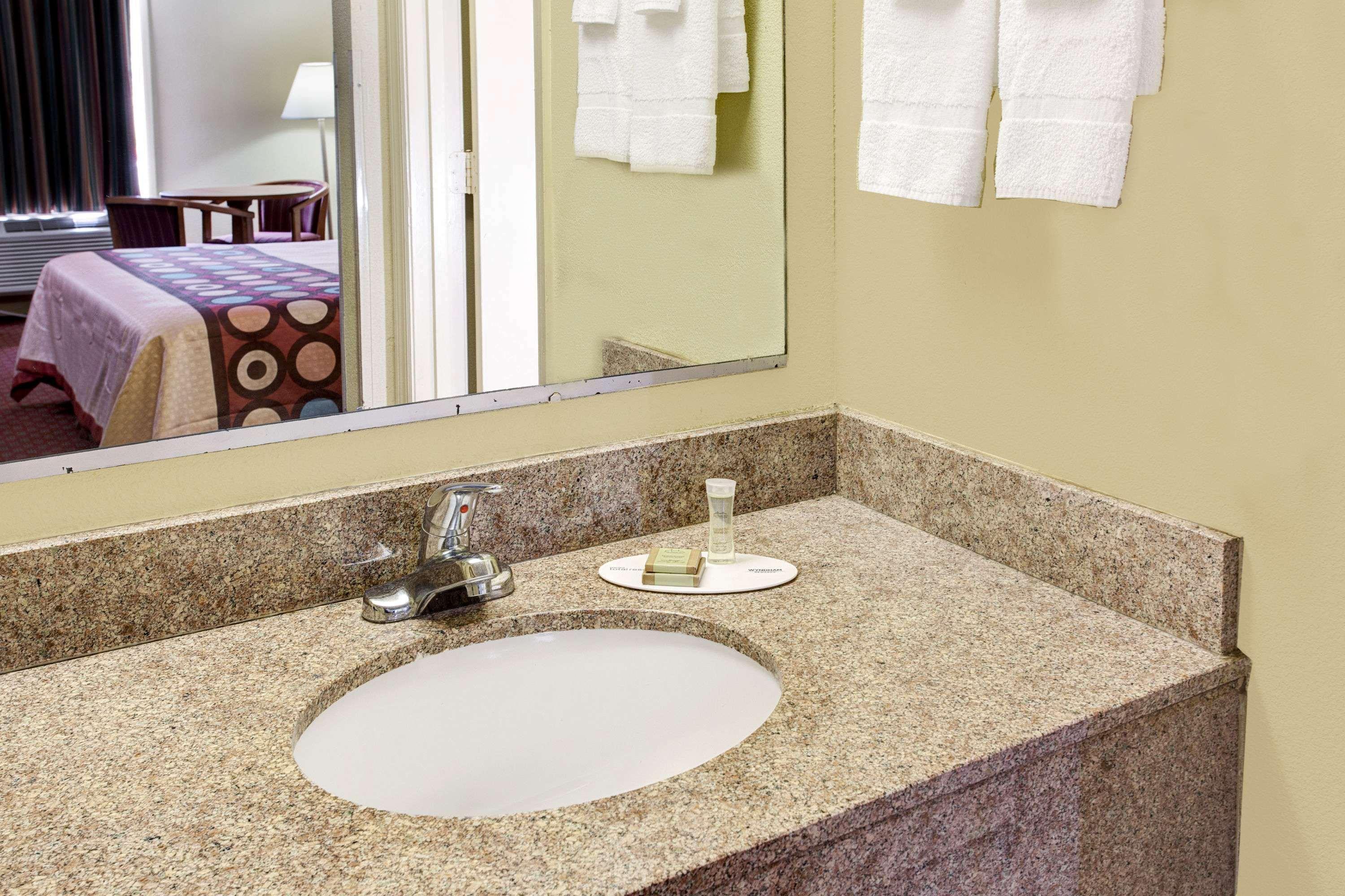 Super 8 By Wyndham Walterboro Hotel Exterior foto