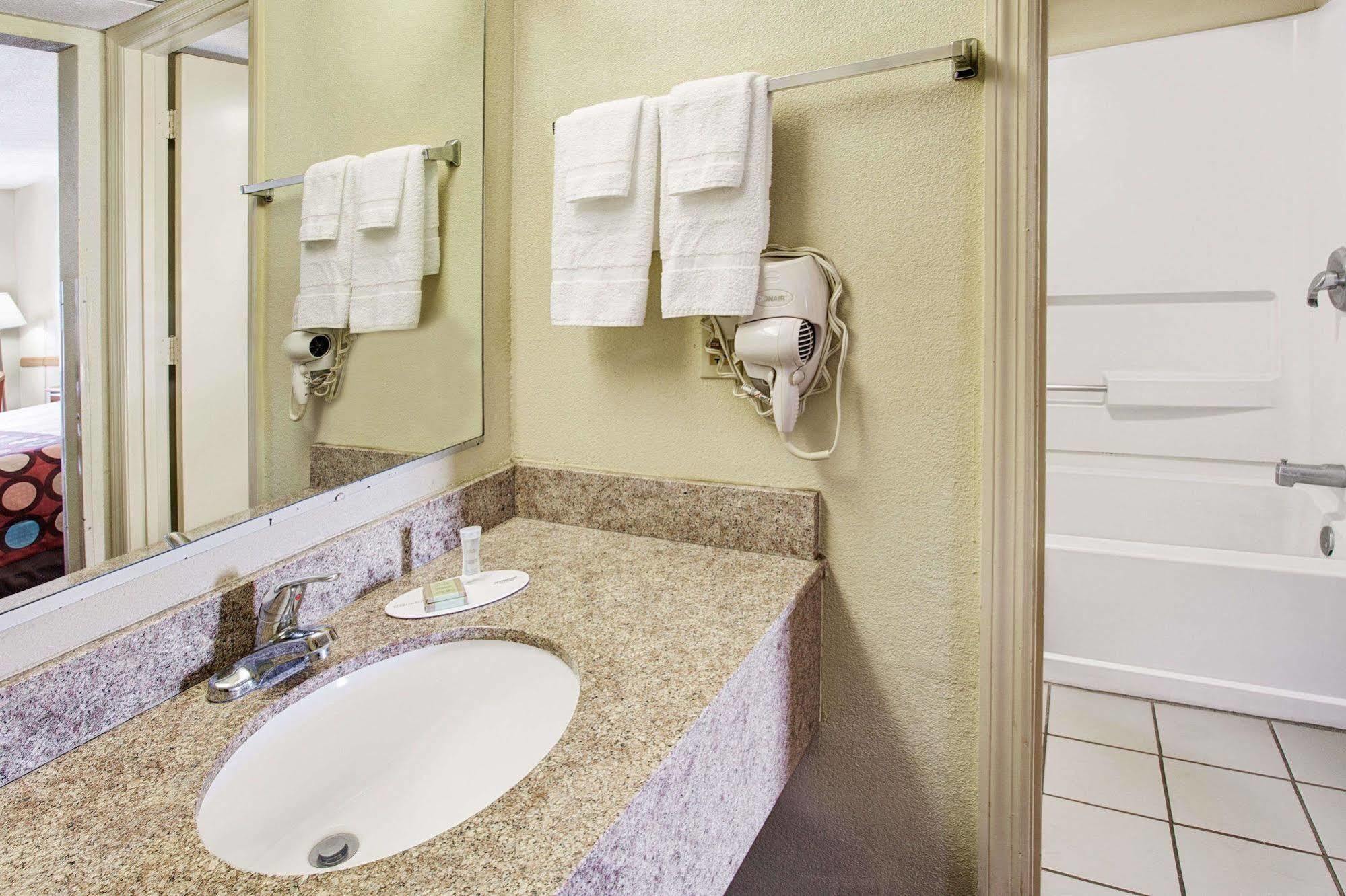 Super 8 By Wyndham Walterboro Hotel Exterior foto